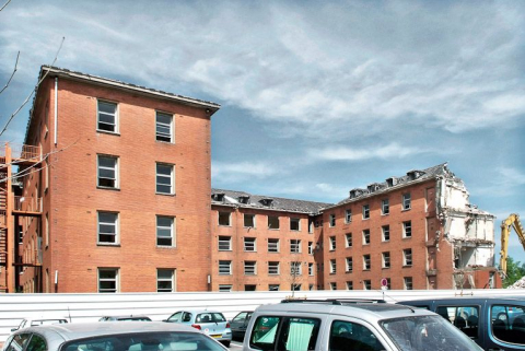 Bâtiment hospitalier en cours de démolition. © Région Bourgogne-Franche-Comté, Inventaire du patrimoine
