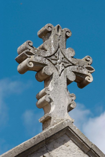 Ancien bâtiment des vieillards, travée centrale : croix du couronnement. © Région Bourgogne-Franche-Comté, Inventaire du patrimoine