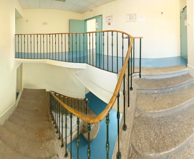 Escalier à gauche de la chapelle. © Région Bourgogne-Franche-Comté, Inventaire du patrimoine