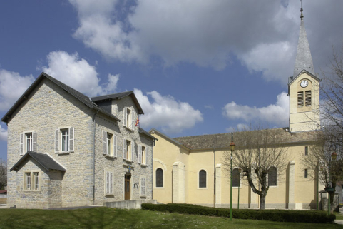 Elévation latérale gauche, vue d'ensemble avec au premier  plan, l'ancien presbytère actuellement mairie. © Région Bourgogne-Franche-Comté, Inventaire du patrimoine