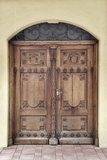 Aile du 17e siècle : porte d'accès au couloir des cuisines et au réfectoire des soeurs. © Région Bourgogne-Franche-Comté, Inventaire du patrimoine
