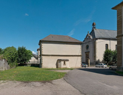 Bâtiment à droite de l'allée et chapelle. © Région Bourgogne-Franche-Comté, Inventaire du patrimoine