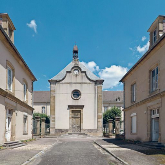 Façade de la chapelle entre les deux bâtiments bordant l'allée. © Région Bourgogne-Franche-Comté, Inventaire du patrimoine