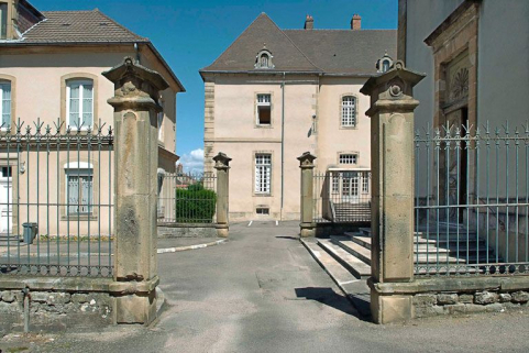 Portails en vis-à-vis devant la chapelle. © Région Bourgogne-Franche-Comté, Inventaire du patrimoine
