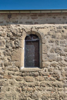 Chapelle : deuxième fenêtre gauche du mur de long-pan sur cour. © Région Bourgogne-Franche-Comté, Inventaire du patrimoine