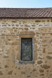 Chapelle : fenêtre rectangulaire du mur de long-pan sur rue. © Région Bourgogne-Franche-Comté, Inventaire du patrimoine