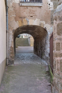 Passage couvert entre l'église et l'ancien hôpital. © Région Bourgogne-Franche-Comté, Inventaire du patrimoine