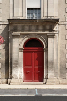 Bâtiment principal : porte d'entrée de l'aile droite. © Région Bourgogne-Franche-Comté, Inventaire du patrimoine