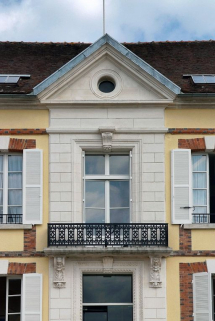 Travée centrale de la façade du bâtiment principal, détail. © Région Bourgogne-Franche-Comté, Inventaire du patrimoine
