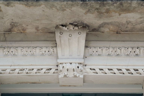 Bâtiment principal : agrafe de la porte d'entrée. © Région Bourgogne-Franche-Comté, Inventaire du patrimoine