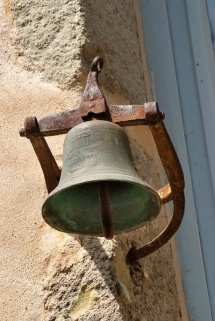 Façade antérieure, cloche d'appel. © Région Bourgogne-Franche-Comté, Inventaire du patrimoine