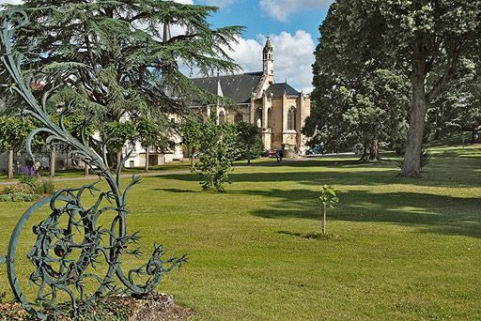 Chevet de la chapelle et ouvrage de ferronnerie du portail de l'hôtellerie. © Région Bourgogne-Franche-Comté, Inventaire du patrimoine