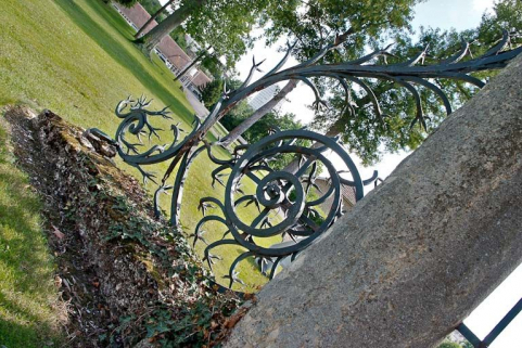 Ferronnerie ouvragée au pied des piliers du portail de l'hôtellerie. © Région Bourgogne-Franche-Comté, Inventaire du patrimoine