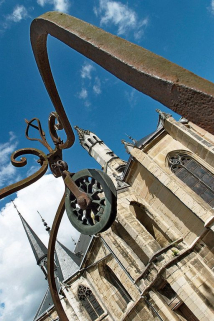 Poulie du puits de Jacob et chevet de la chapelle. © Région Bourgogne-Franche-Comté, Inventaire du patrimoine
