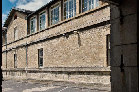 Aile centrale de l'asile d'aliénés : détail de l'élévation et jonction vers l'ancien portail de l'église. © Région Bourgogne-Franche-Comté, Inventaire du patrimoine