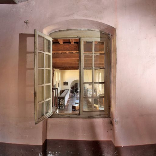 Couloir du dortoir : fenêtre de surveillance donnant sur la salle des femmes. © Région Bourgogne-Franche-Comté, Inventaire du patrimoine