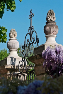 Pots à feu du portail d'entrée. © Région Bourgogne-Franche-Comté, Inventaire du patrimoine