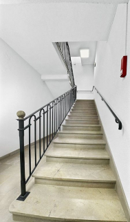 Bâtiment donnant rue de la Gare : escalier. © Région Bourgogne-Franche-Comté, Inventaire du patrimoine