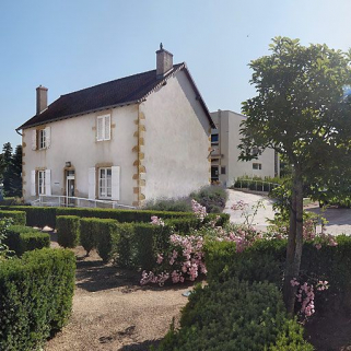 Petit bâtiment de dépendance situé à l'est de la cour intérieure, derrière l'hôpital moderne. © Région Bourgogne-Franche-Comté, Inventaire du patrimoine