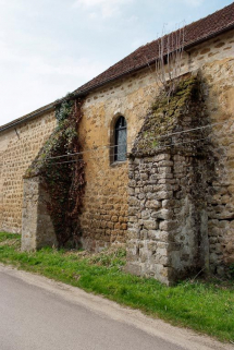 Chapelle : fenêtre entre le premier et le deuxième contrefort du mur de long-pan sur rue. © Région Bourgogne-Franche-Comté, Inventaire du patrimoine