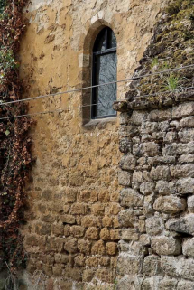 Chapelle : première fenêtre du mur de long-pan sur rue. © Région Bourgogne-Franche-Comté, Inventaire du patrimoine