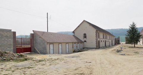 Bâtiments de dépendances à droite dans la cour. © Région Bourgogne-Franche-Comté, Inventaire du patrimoine