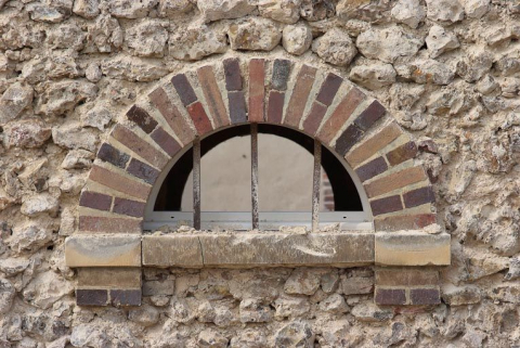 Baie semi-circulaire du mur-pignon du bâtiment à gauche du portail d'entrée. © Région Bourgogne-Franche-Comté, Inventaire du patrimoine