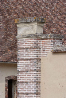 Pilier droit du portail. © Région Bourgogne-Franche-Comté, Inventaire du patrimoine