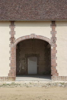 Bâtiment avec appentis à gauche dans la cour, porte charretière. © Région Bourgogne-Franche-Comté, Inventaire du patrimoine