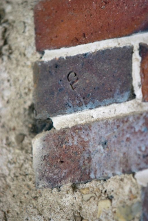 Détail de mise en oeuvre : brique avec marque CL (2e bâtiment gauche). © Région Bourgogne-Franche-Comté, Inventaire du patrimoine