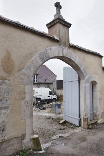 Portail et corps de bâtiment ouest pendant les travaux. © Région Bourgogne-Franche-Comté, Inventaire du patrimoine