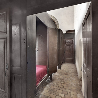 Ruelle des lits mi-clos de la salle des hommes (en 2010). © Région Bourgogne-Franche-Comté, Inventaire du patrimoine