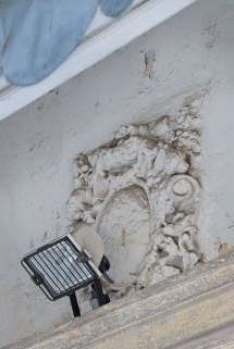 Cour d'angle sur rue : détail de l'écu au-dessus de la porte sous auvent. © Région Bourgogne-Franche-Comté, Inventaire du patrimoine