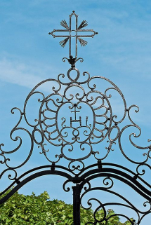 Cour d'angle sur rue : détail du couronnement du portail en fer forgé. © Région Bourgogne-Franche-Comté, Inventaire du patrimoine