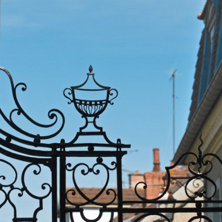 Cour d'angle sur rue : détail du portail en fer forgé. © Région Bourgogne-Franche-Comté, Inventaire du patrimoine
