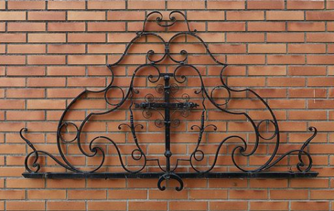 Couronnement de l'ancien portail en fer forgé du jardin. © Région Bourgogne-Franche-Comté, Inventaire du patrimoine