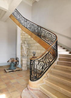 Vestibule du corps de bâtiment principal : escalier tournant en pierre à rampe en fer forgé. © Région Bourgogne-Franche-Comté, Inventaire du patrimoine