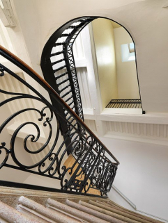 Vestibule du corps de bâtiment principal : escalier tournant en pierre à rampe en fer forgé. © Région Bourgogne-Franche-Comté, Inventaire du patrimoine