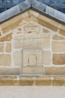 Détail du fronton de la façade. © Région Bourgogne-Franche-Comté, Inventaire du patrimoine