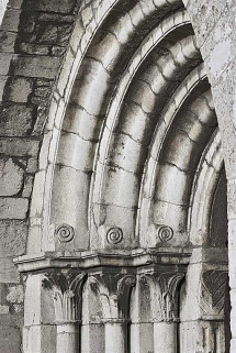 Détail des colonnettes du portail. © Région Bourgogne-Franche-Comté, Inventaire du patrimoine