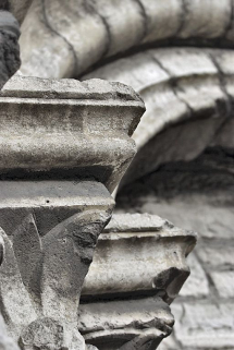 Détail des colonettes du portail. © Région Bourgogne-Franche-Comté, Inventaire du patrimoine