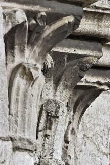 Détail des colonnettes du portail. © Région Bourgogne-Franche-Comté, Inventaire du patrimoine