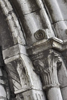 Détail des colonnettes du portail. © Région Bourgogne-Franche-Comté, Inventaire du patrimoine