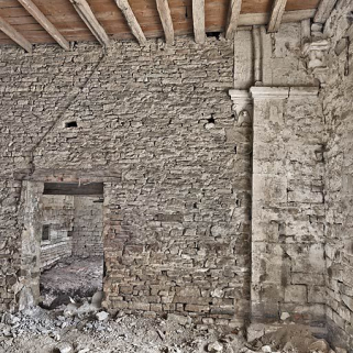 Ancienne chapelle : vue de la pièce médiane ; pilier. © Région Bourgogne-Franche-Comté, Inventaire du patrimoine