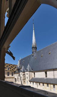 Grand bâtiment sur rue, depuis la galerie haute de la grande aile sur cour. © Région Bourgogne-Franche-Comté, Inventaire du patrimoine
