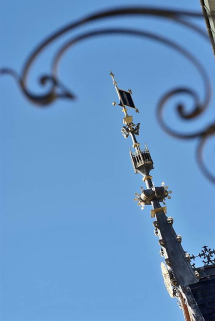 Toit du grand bâtiment sur rue, détail : pinacle de lucarne. © Région Bourgogne-Franche-Comté, Inventaire du patrimoine