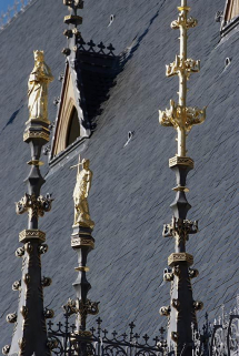 Toit du grand bâtiment sur rue, détail des ornements. © Région Bourgogne-Franche-Comté, Inventaire du patrimoine