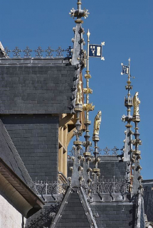 Toit du grand bâtiment sur rue, lucarne et ornements. © Région Bourgogne-Franche-Comté, Inventaire du patrimoine