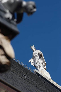 Toit du grand bâtiment sur rue, détail : statue de la Vierge. © Région Bourgogne-Franche-Comté, Inventaire du patrimoine
