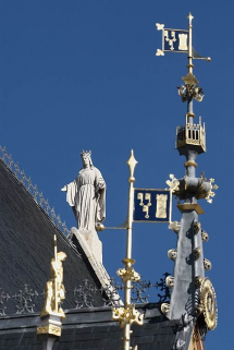 Toit du grand bâtiment sur rue, détail : ornements et statue de la Vierge. © Région Bourgogne-Franche-Comté, Inventaire du patrimoine